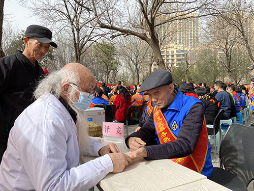 “迎第59个学雷锋纪念日”  手诊手治在行动